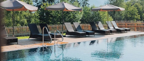 Inomhuspool och utomhuspool