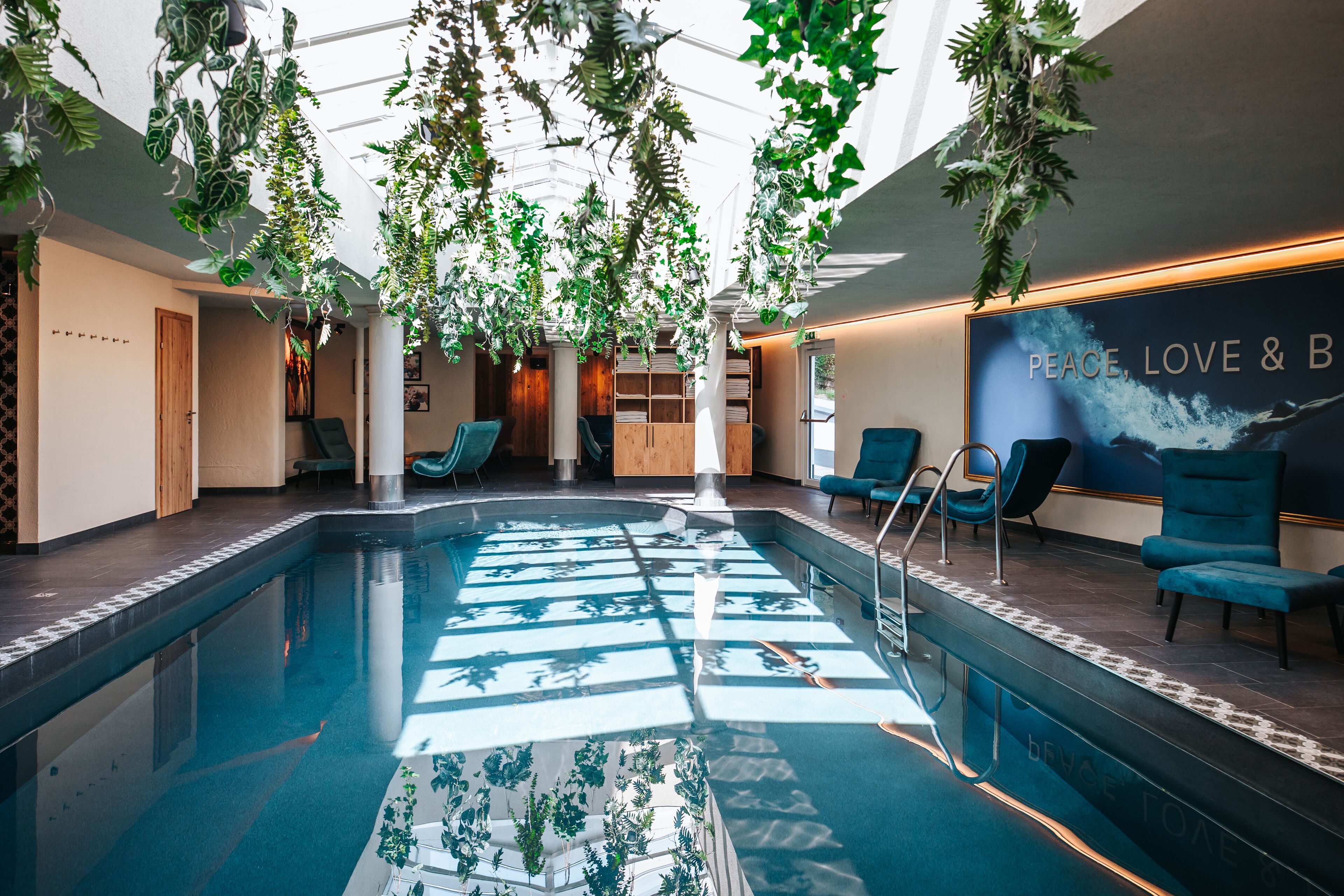 Een binnenzwembad en een buitenzwembad