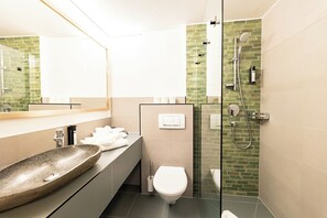 Hiustenkuivaaja, pyyhkeet, saippua, sampoo