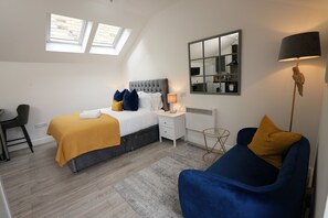 1 Schlafzimmer, Schreibtisch, Bügeleisen/Bügelbrett, Reisekinderbett