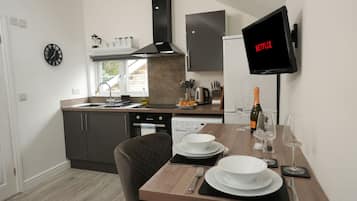 Refrigerador, horno, parrilla de estufa y cafetera y tetera