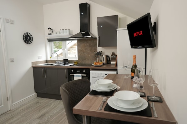 Kühlschrank, Ofen, Herdplatte, Wasserkocher mit Kaffee-/Teezubehör