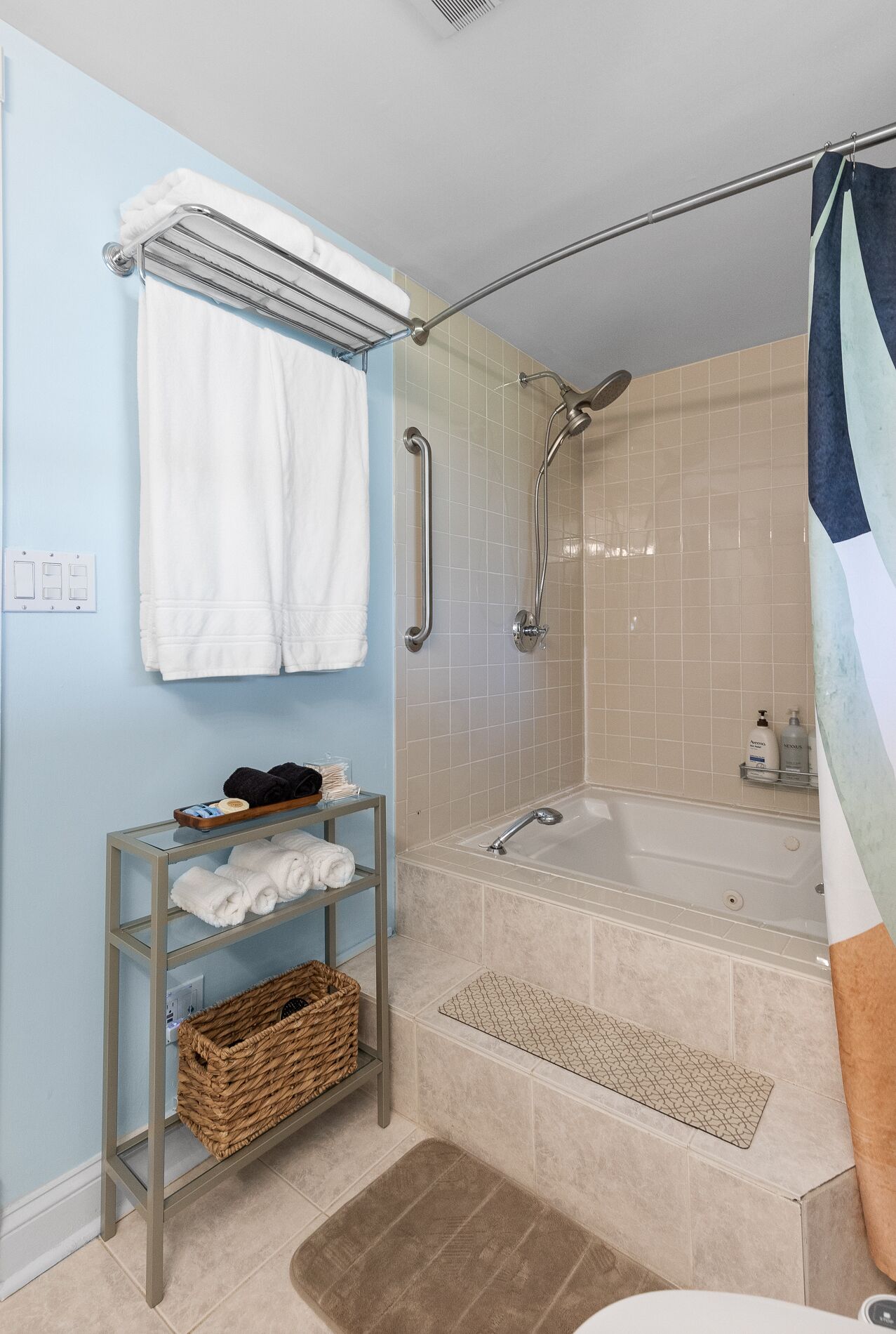 Jetted tub, hair dryer, bidet, towels