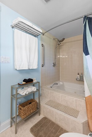 Baignoire à jets, sèche-cheveux, bidet, serviettes fournies