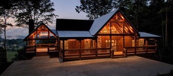 New Luxury Home in the North Georgia Mountains!