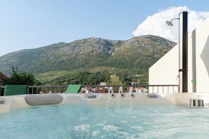 Bain à remous extérieur