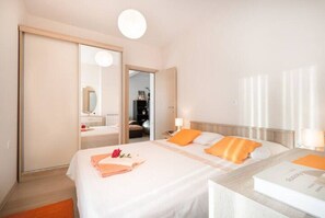 2 bedrooms, iron/ironing board, travel cot, free WiFi