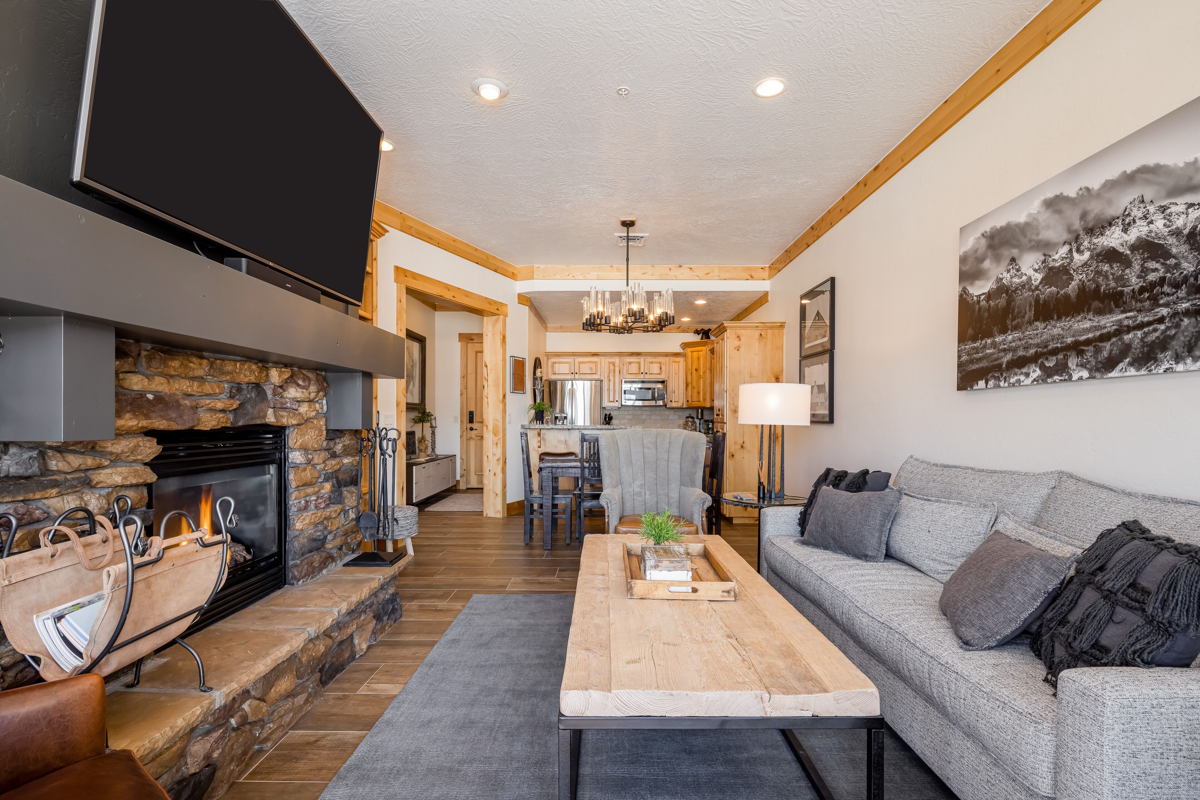 Adventurer's dream home with grill, scenic balcony, & fireplace - spa and skiing