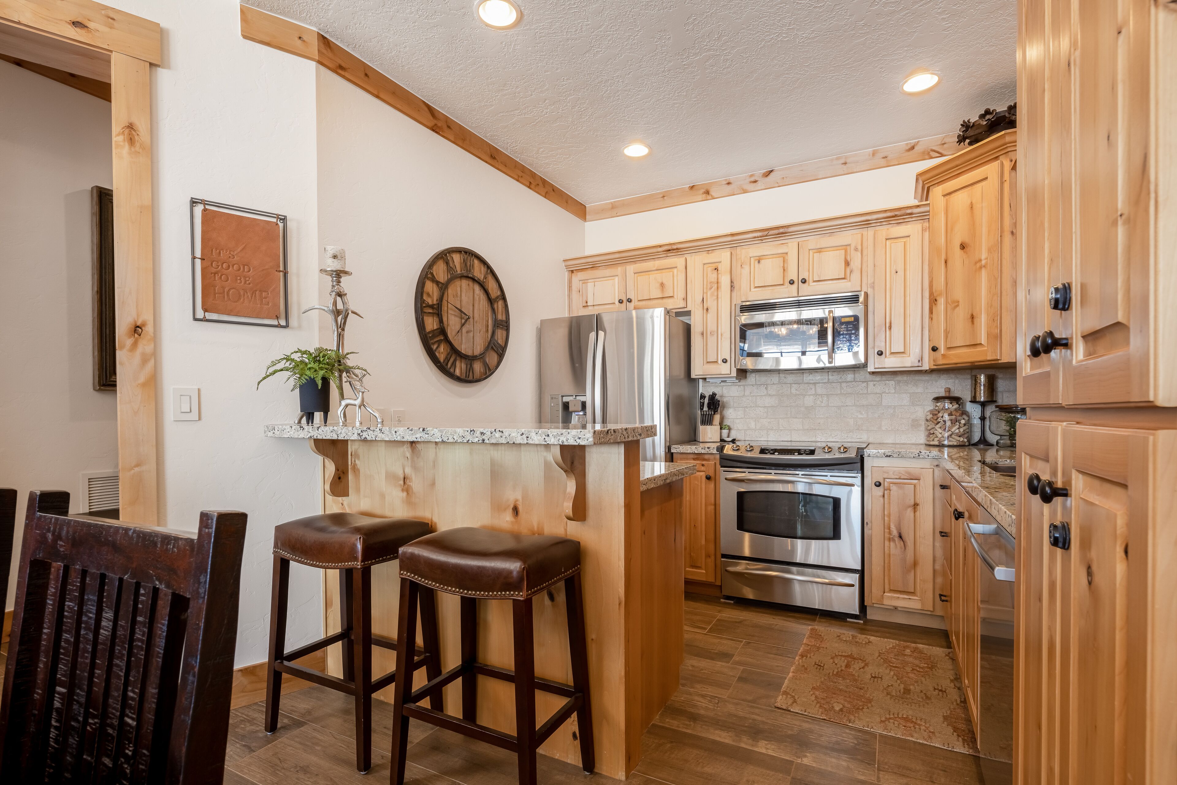 Adventurer's dream home with grill, scenic balcony, & fireplace - spa and skiing