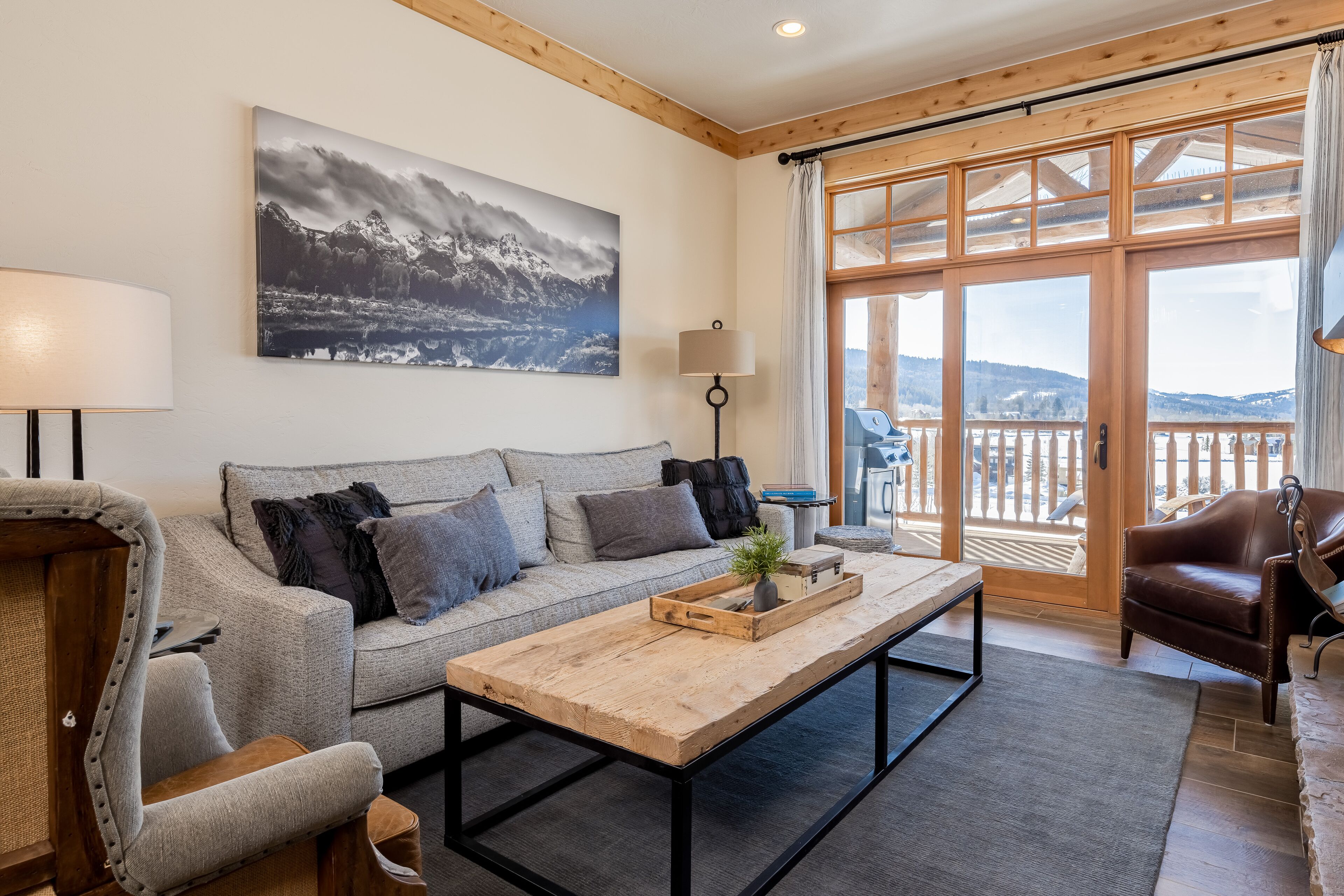 Adventurer's dream home with grill, scenic balcony, & fireplace - spa and skiing