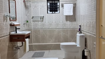 Een douche, handdoeken, zeep, shampoo