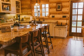Fridge, microwave, oven, stovetop - Cozy Log Cabin in Kingsburg (Kingsburg)