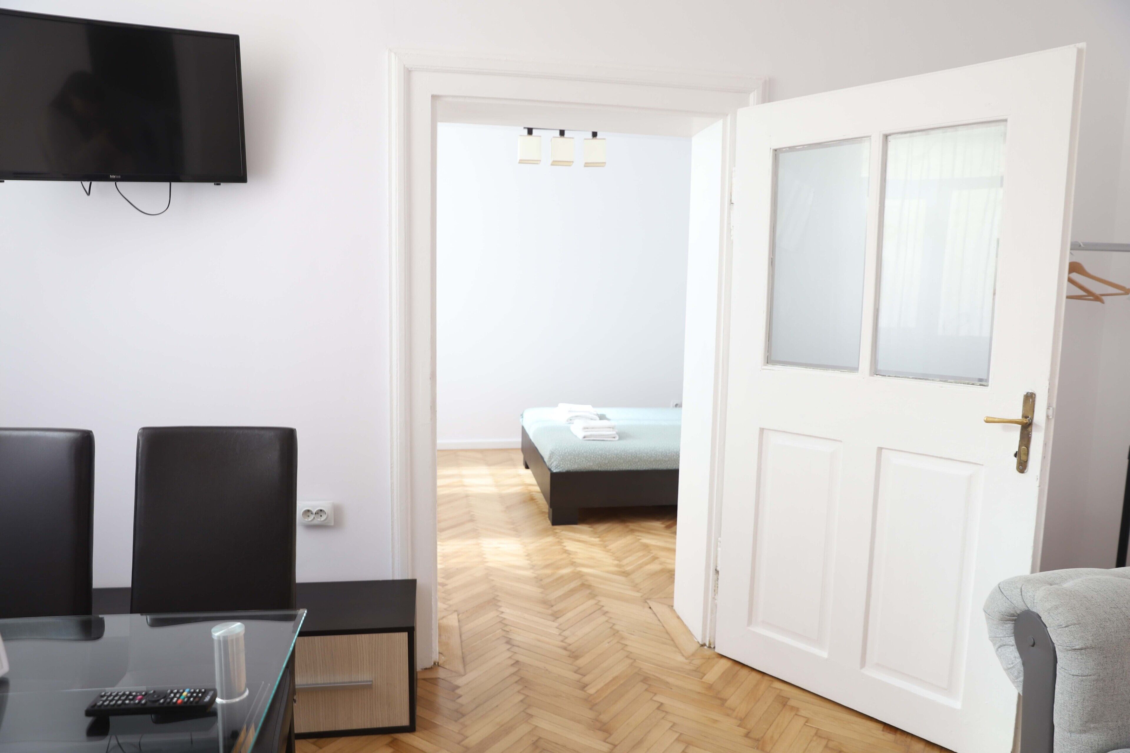 1 soverom, skrivebord, strykejern/-brett og reiseseng for barn