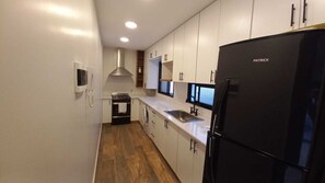 Geladeira, micro-ondas, fogão, cooktop