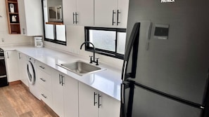 Kühlschrank, Mikrowelle, Ofen, Herdplatte