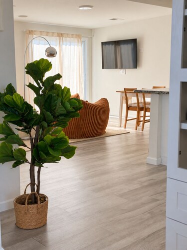 Updated 5BR Home w/ Beach Badges 5 mins to the Beach