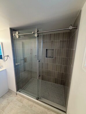 Towels, soap, shampoo, toilet paper - 5BR bay-view home, beach badges, mins to LBI (Stafford Township)