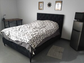 Comfort Room, Accessible, Non Smoking | Individually decorated, individually furnished, desk, soundproofing - Motel AMR (St. Jerome)
