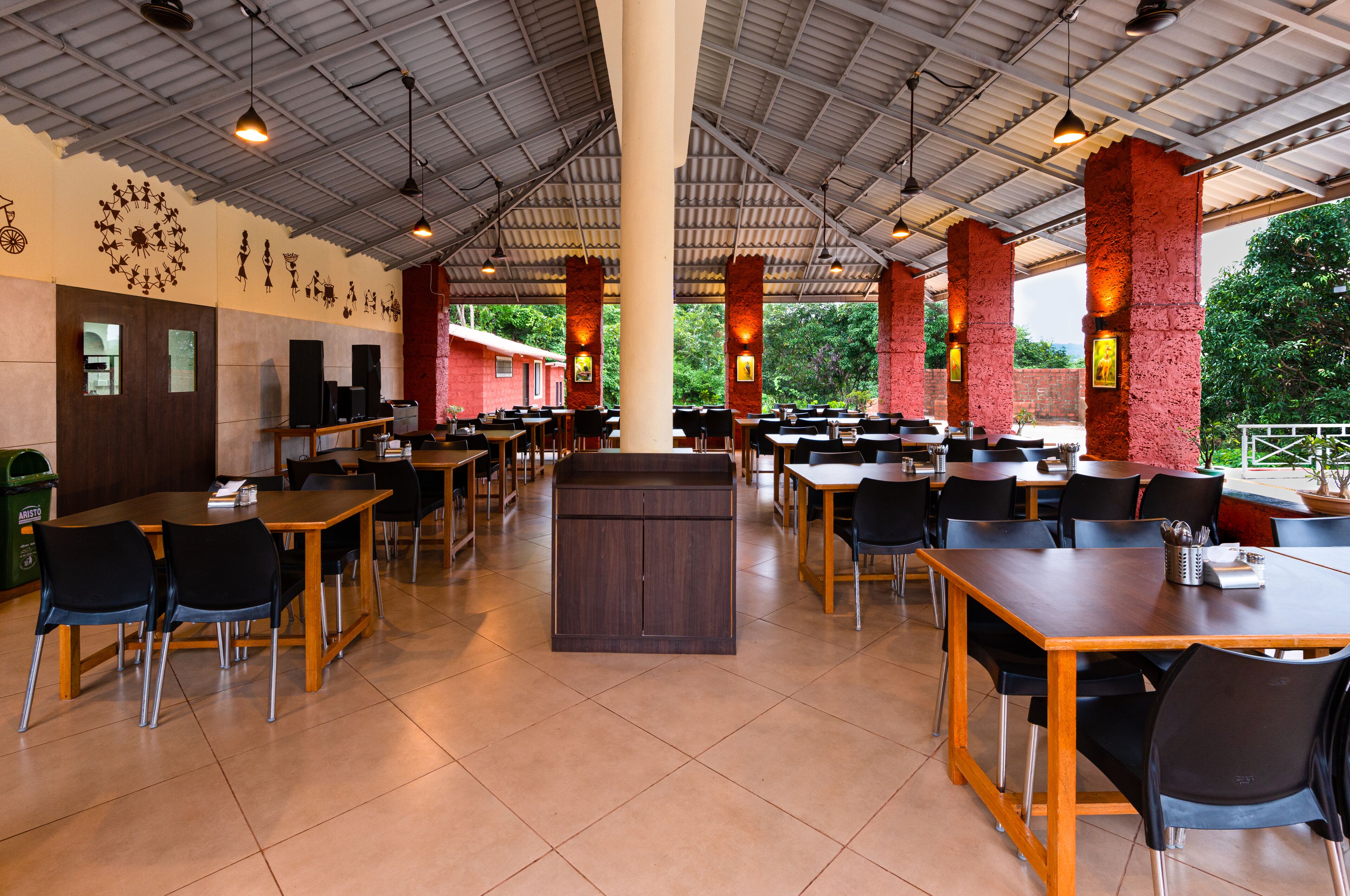 Se ofrece un desayuno bufé (300 INR por persona)