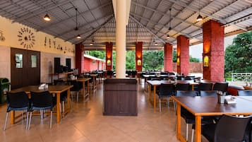 Se ofrece un desayuno bufé (300 INR por persona)