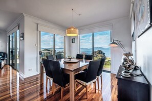 Dining - Ensorcelled - Freycinet Holiday Houses (Swansea)