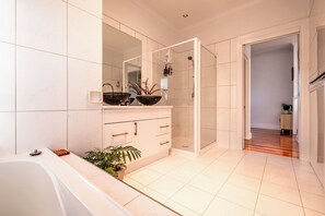 Bathtub, hair dryer, towels - Ensorcelled - Freycinet Holiday Houses (Swansea)