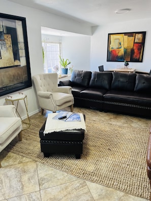 Living area - Charming Getaway Experience (Chandler)