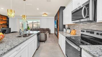 Casa empresarial | Cocina privada | Refrigerador con congelador, microondas, horno y parrilla de estufa