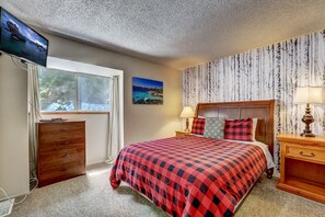 4 bedrooms, desk, iron/ironing board, travel crib