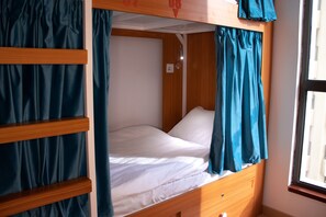 Dortoir partagé Standard, hommes uniquement, salle de bain privée, vue sur la ville | Literie de qualité, espace de travail pour ordinateurs portables