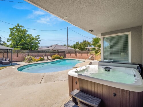 New Hot Tub! Pool, Arcade Games, BBQ, Fire Pit! 5 Bed:3 Bath