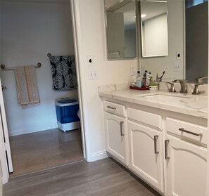 Bathroom - ⛳ Quite and Convenient condominium in the 55+ community, 10 min to Laguna beach (Laguna Woods)