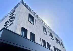 住宿正面 - 傍晚/夜晚