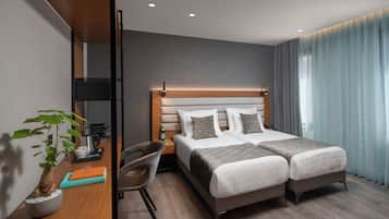 Deluxe Atrium Double or Twin Room | 迷你吧、客房內保險箱、書桌、筆電工作空間