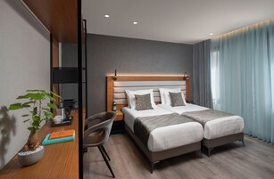 Deluxe Atrium Double or Twin Room | 迷你吧、客房内保险箱、办公桌、笔记本电脑工作区
