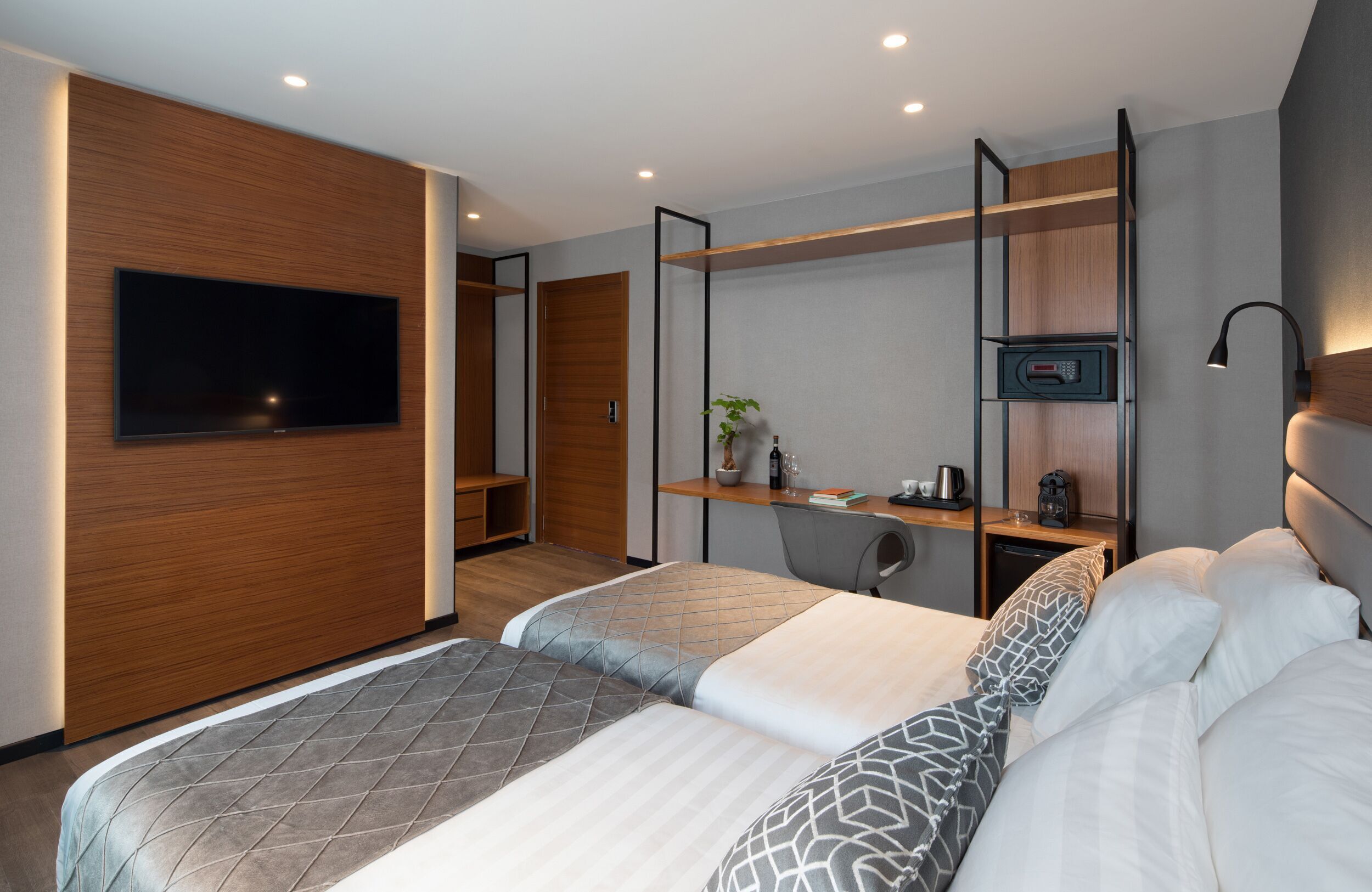 Een minibar, een kluis op de kamer, een bureau, een laptopwerkplek