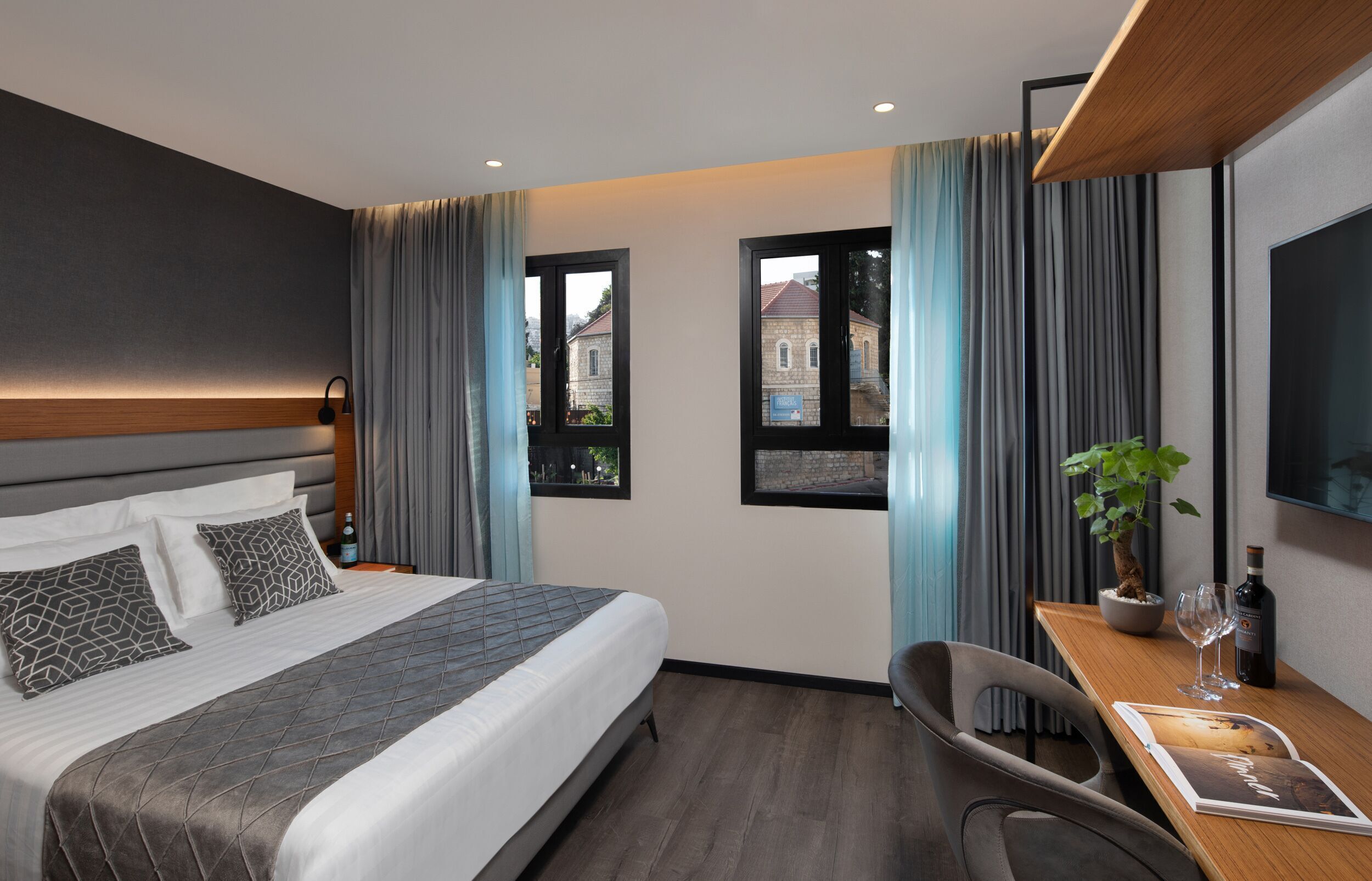 Een minibar, een kluis op de kamer, een bureau, een laptopwerkplek