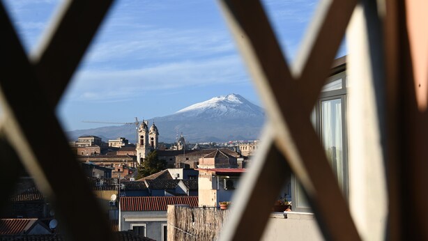 A view of a snow-capped mountain through a window with a geometric frame. - Gikla maison in the heart of Catania (Catania)