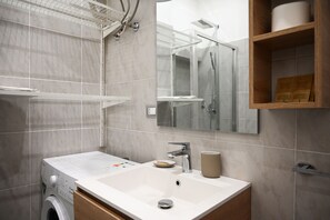 Dusche, Haartrockner, Bidet, Handtücher