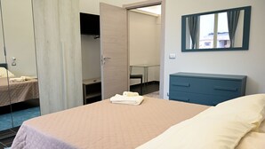 A hotel room with a bed, a wardrobe, a desk, and a mirror. - Gikla maison in the heart of Catania (Catania)