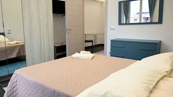 3 bedrooms, desk, travel crib, free WiFi