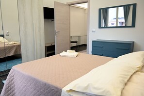 3 bedrooms, desk, travel cot, free WiFi - Gikla maison in the heart of Catania (Catania)