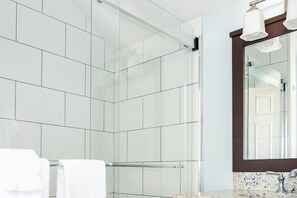 Ducha, secador de pelo y toallas