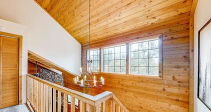 Charming dog-friendly home with covered deck, W/D, & mountain view