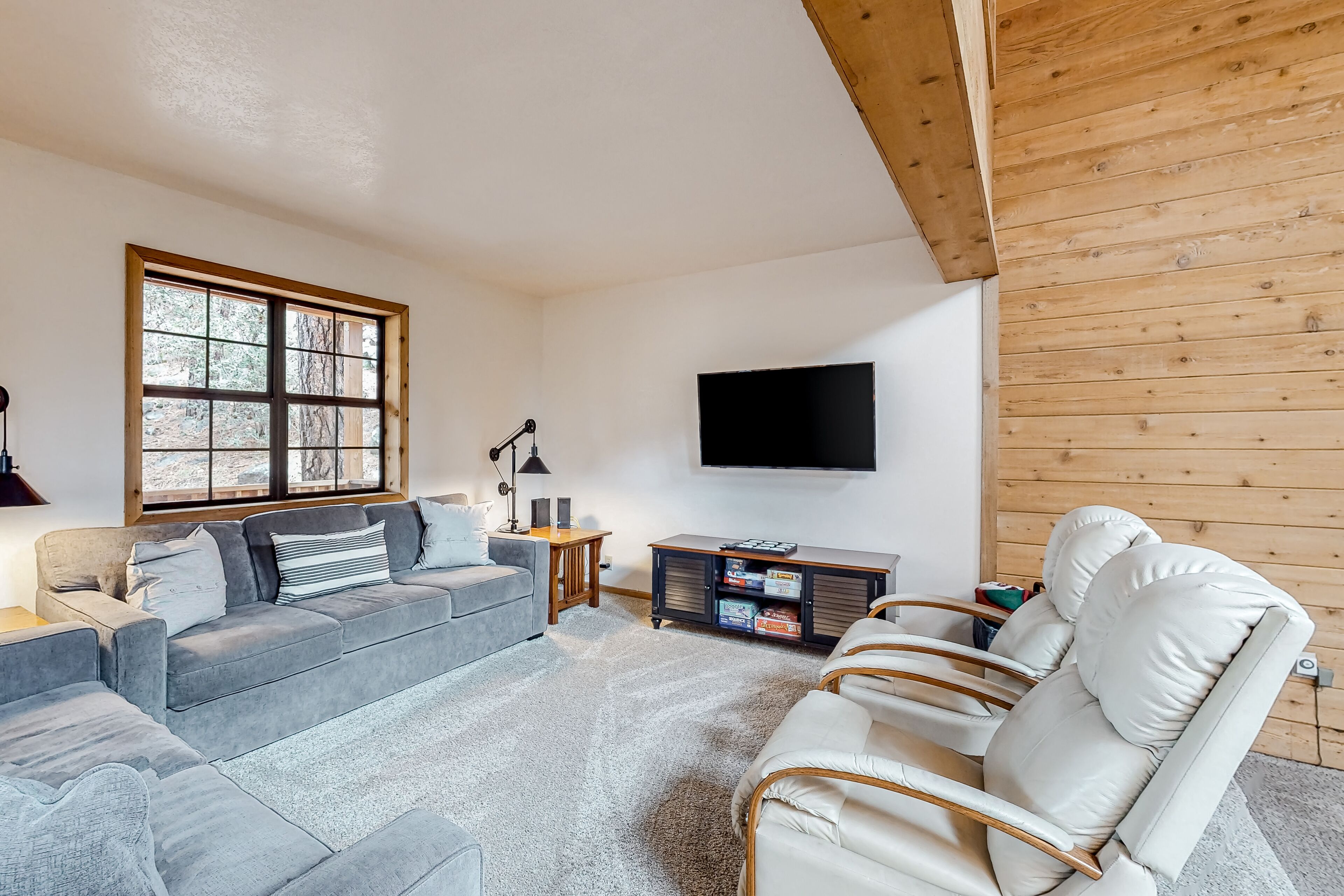 Charming dog-friendly home with covered deck, fireplace, W/D, & mountain view