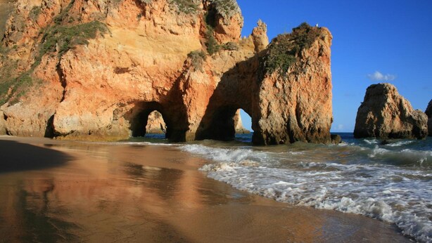A beach with natural rock formations and waves. - Vilas Marrocha (Lagoa)