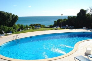 Una piscina techada, una piscina al aire libre