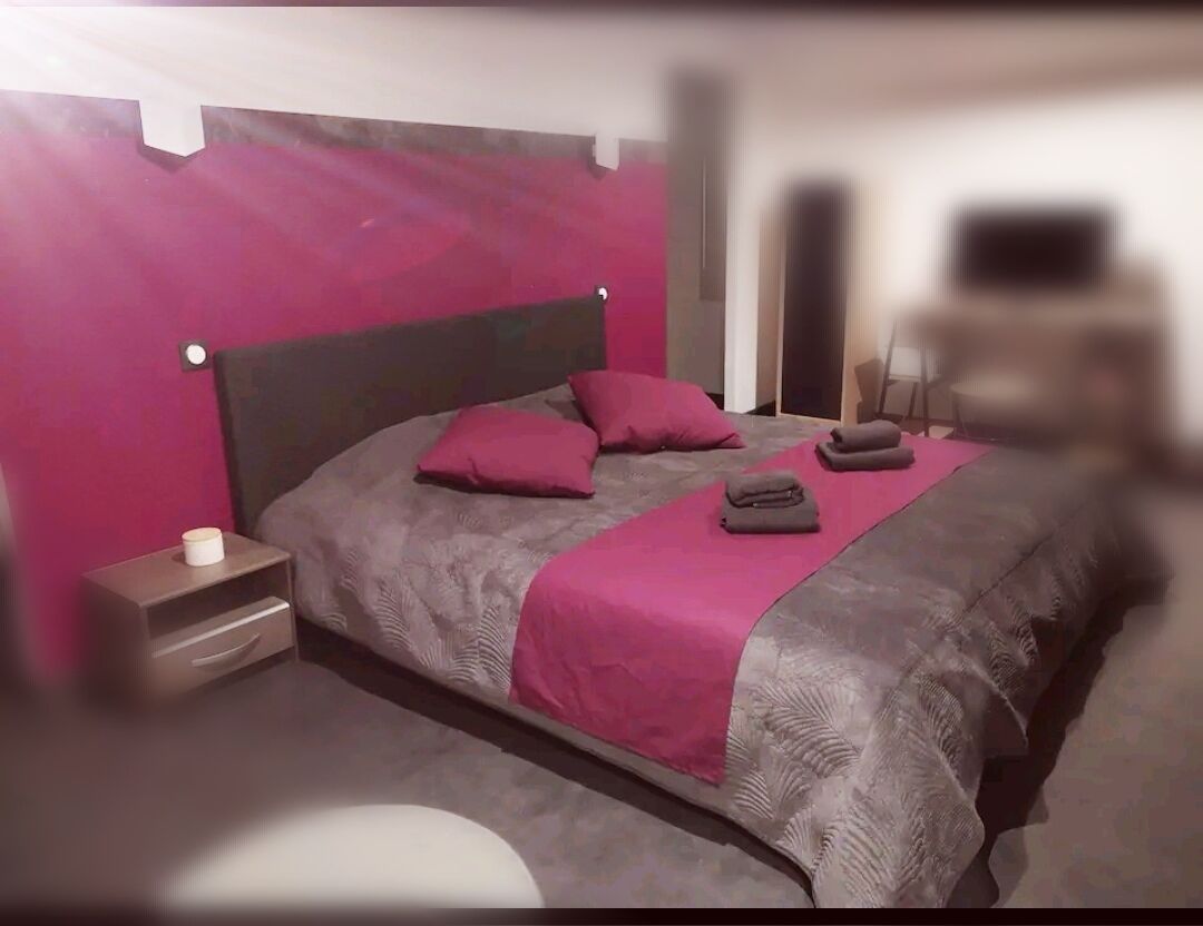 4 chambres, bureau, fer et planche à repasser, lit parapluie