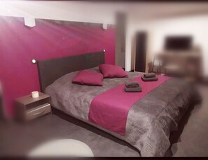 4 bedrooms, desk, iron/ironing board, travel cot