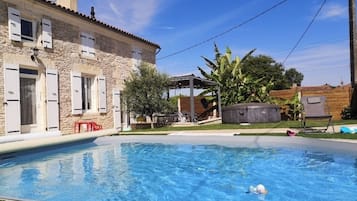 Een buitenzwembad en een verwarmd zwembad